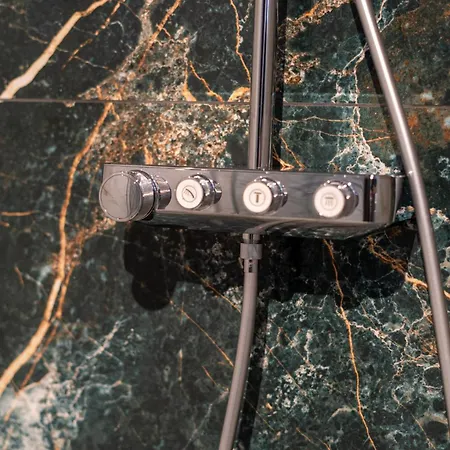 Deluxe Amsterdam 02 By Bookinghost